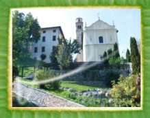 Molina di Ledro con la chiesa parrocchiale.