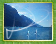 Il Garda Trentino è un vero paradiso per i windsurfers, grazie al generoso vento che quotidianamente soffia in direzione nord.